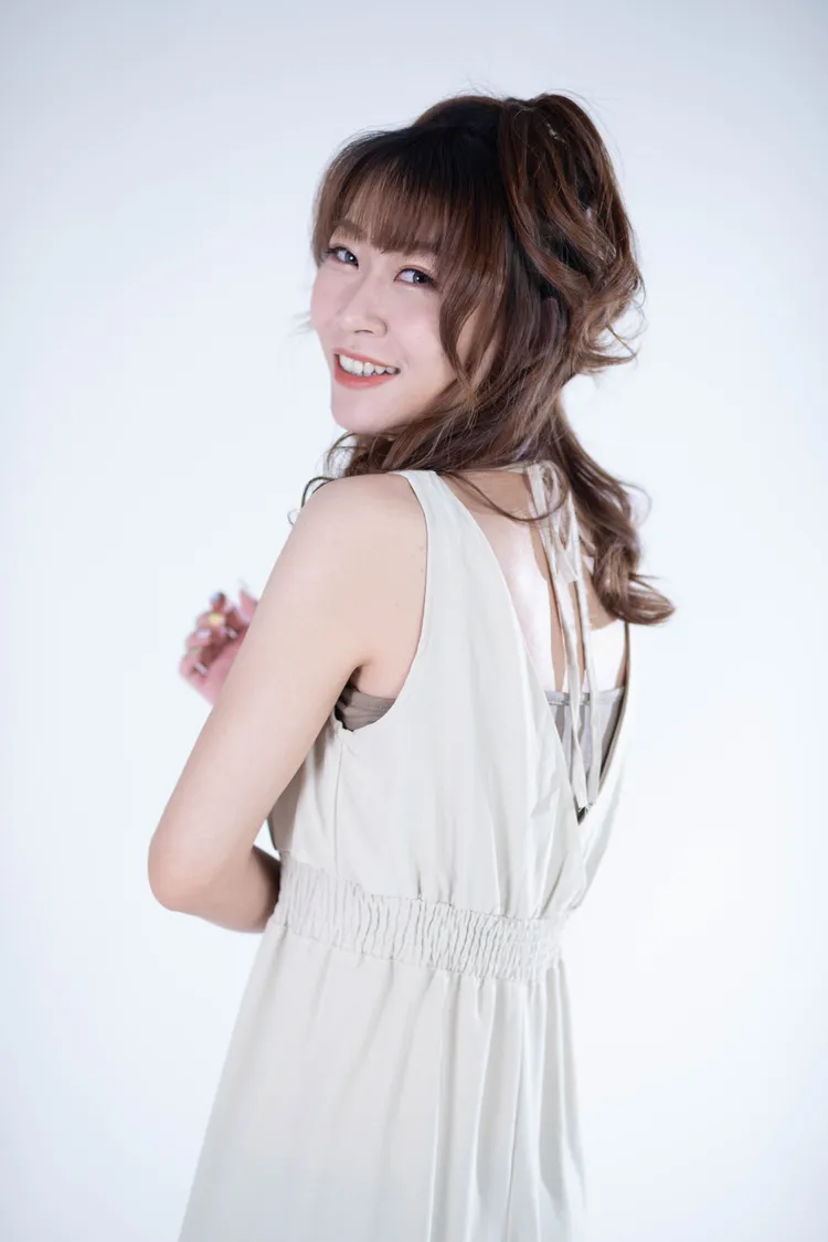 巨蟹座的樂咖伊娃身材修長纖細、動靜皆宜，趕快來直播間感受歡笑吧！