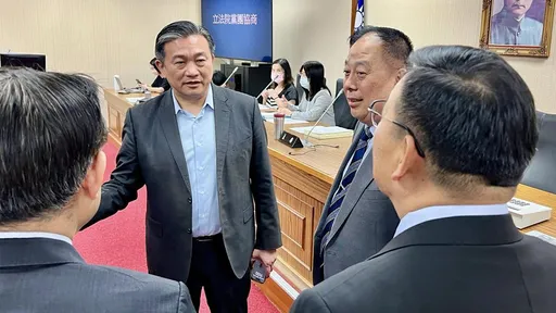 修嚴罷免連署扯吳秉叡提案 王定宇批「邪惡謊言」指出兩者差別