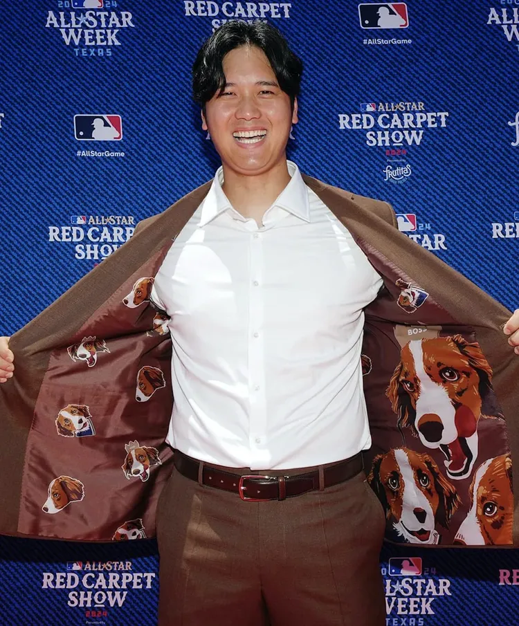 大谷翔平的深棕色BOSS訂製西裝藏有愛犬Decopin圖樣。翻攝MLB IG