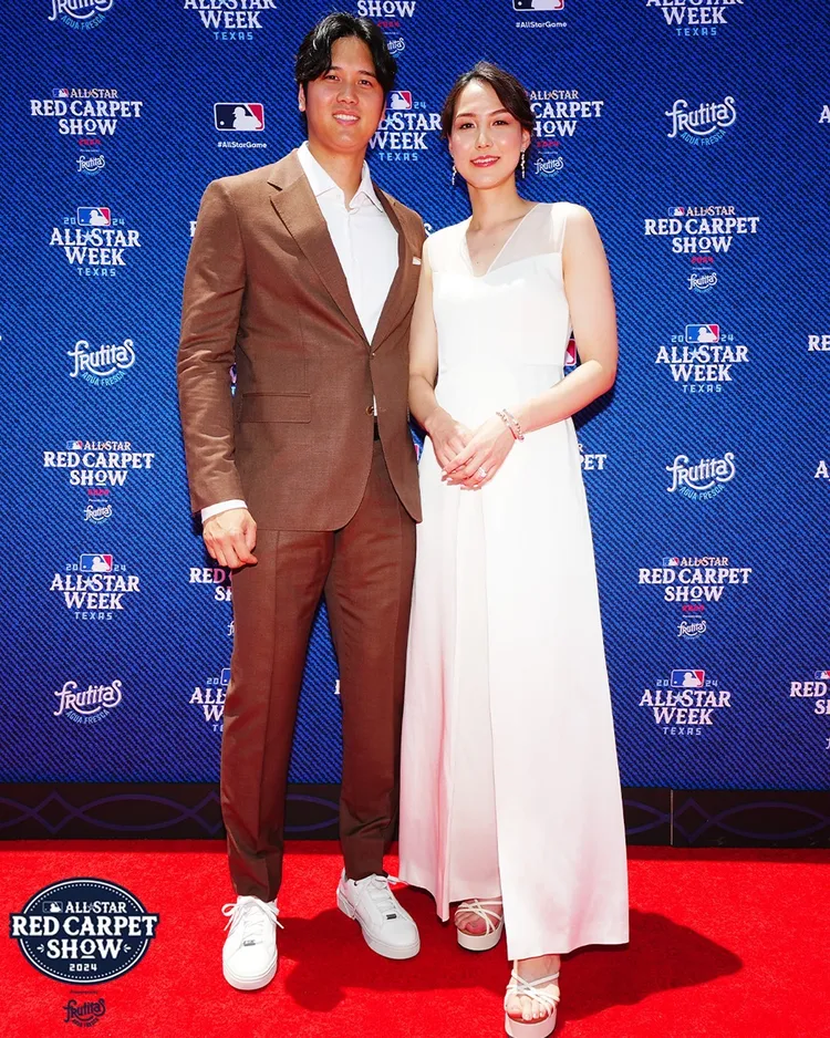 大谷翔平（左）攜愛妻在紅毯上甜蜜放閃。翻攝MLB IG