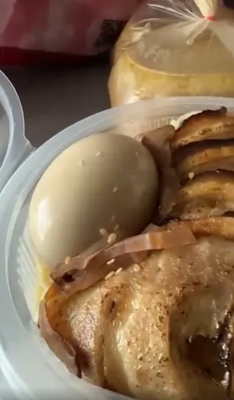 溏心蛋爬滿蛆，店家第一時間態度消極。翻攝「林口大家庭LinKou-Family」臉書