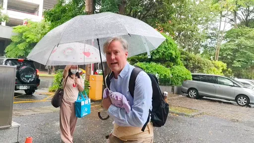 夏克立抱紫娃娃帶傷出庭 被問保護令「我什麼都不能說」