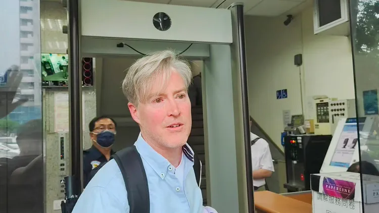 夏克立今帶傷出庭。張欽攝