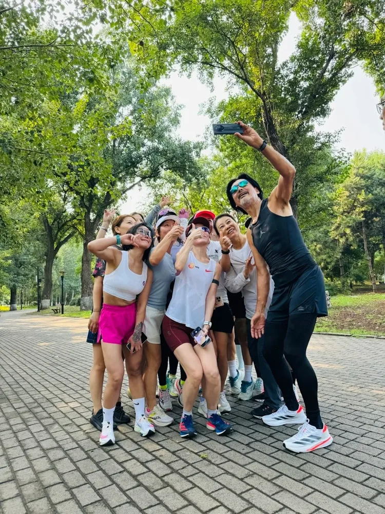 周潤發現身北京朝陽公園慢跑，和民眾玩自拍，手臂上多顆肉球引人側目。翻攝娛樂張桂芬微博