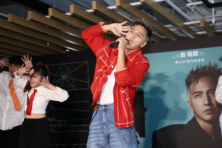 楊奇煜發片載歌載舞。彭欣偉攝