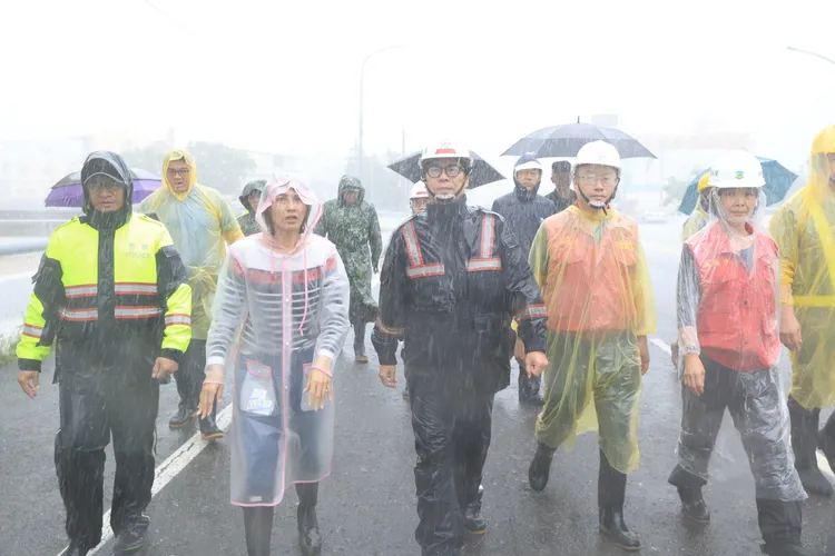 陳其邁大雨中視察。翻攝陳其邁臉書