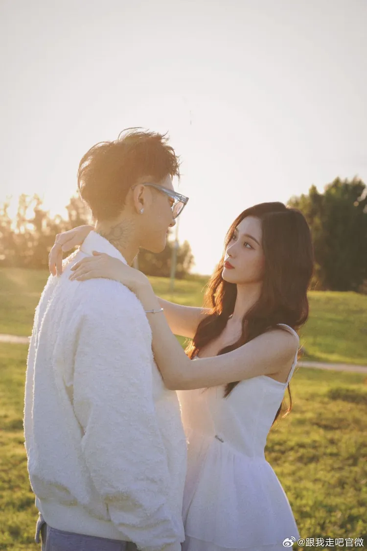 黃子韜（左）和徐藝洋合體拍真人秀公開戀情。翻攝跟我走吧官微