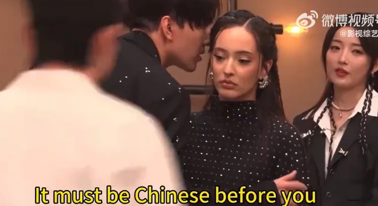 迪瑪希疑似忘記關麥克風，爆出節目黑幕音檔瘋傳。翻攝湖南衛視歌手微博