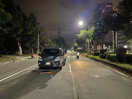 新北貨車恍神闖紅燈撞上行人 女子慘摔傷、上顎骨折送醫