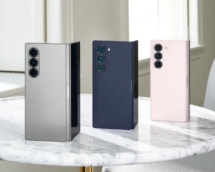 Galaxy Z Fold6共有銀、粉、藍3色。記者趙筱文 攝影。