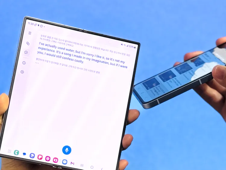 三星Galaxy Z Fold6、Z Flip6皆新增能即時翻譯的「聆聽模式」。記者趙筱文 攝影。