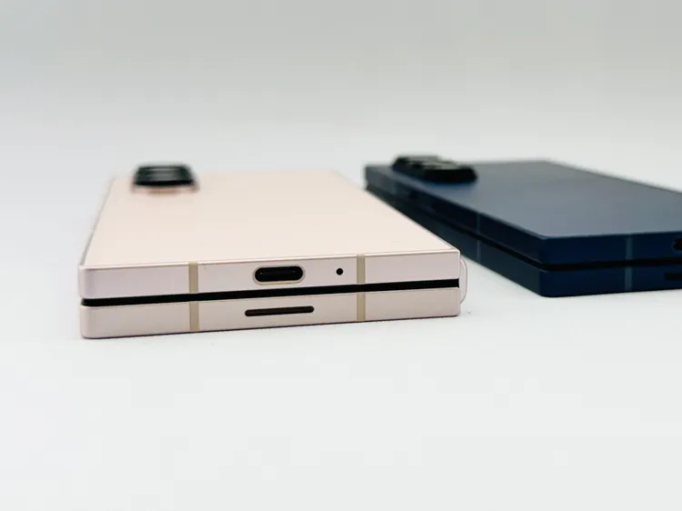 改良的雙軌轉軸讓機身在摺疊後看起來更平整、纖薄。記者趙筱文 攝影。