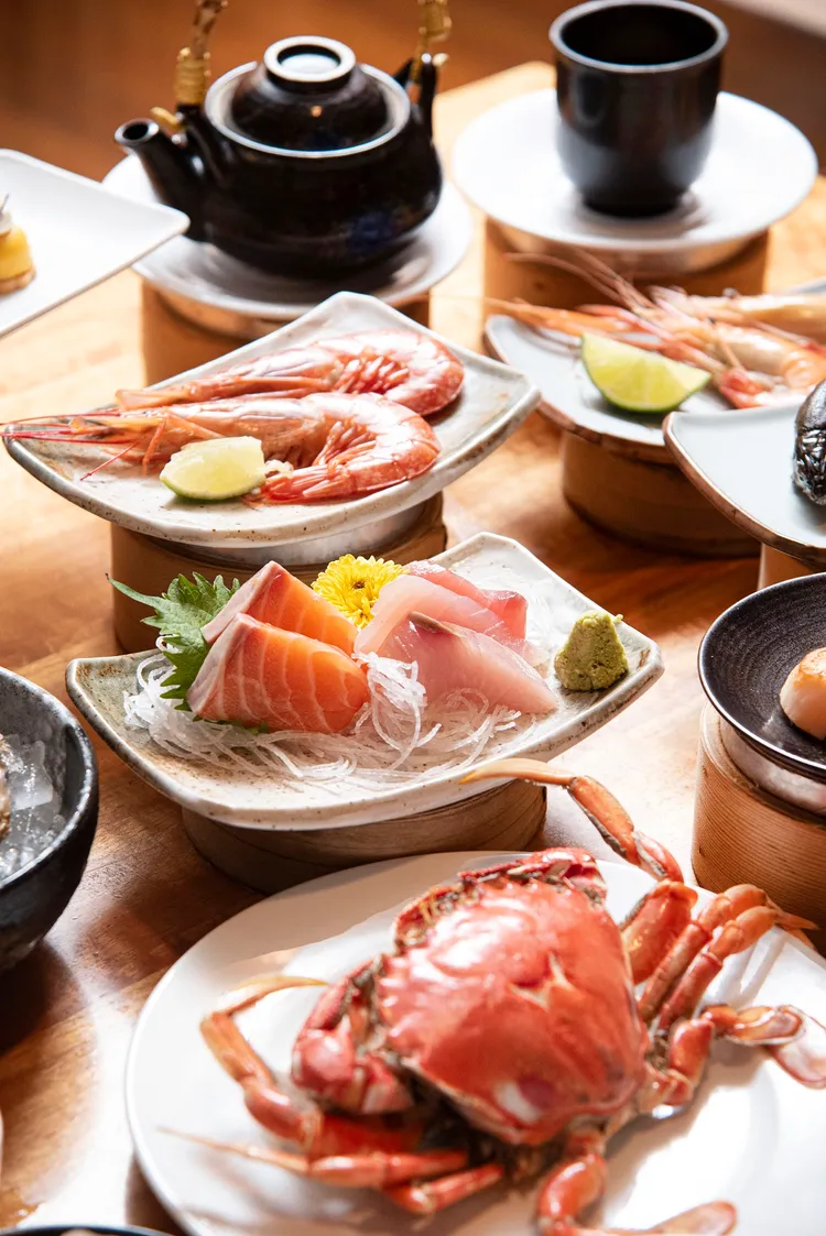 時令生魚片、生猛牛足蟹。業者提供