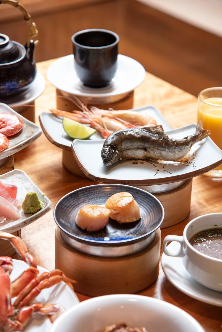 鐵板干貝、烤香魚。業者提供