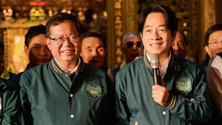 鄭文燦（前排左）及總統賴清德（前排右）。翻攝自鄭文燦臉書