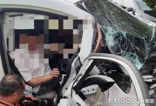 新北三芝汽車下坡失控撞電桿　車頭全毀副駕受困、5人送醫