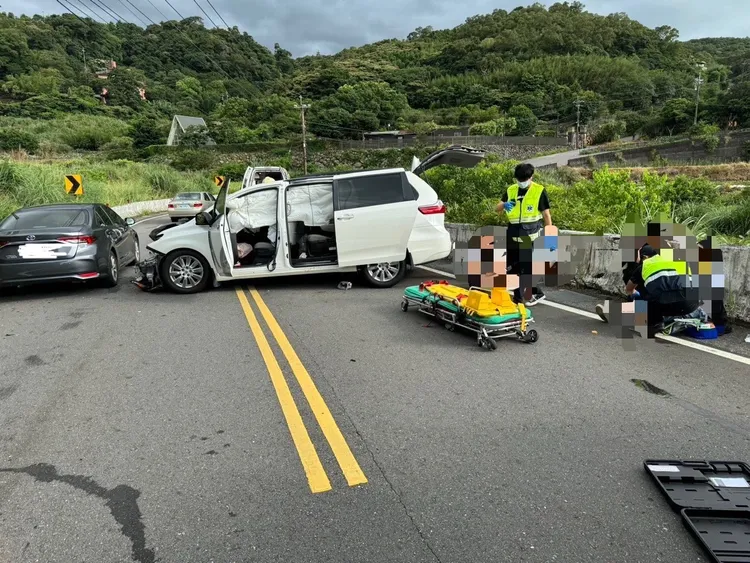 白色轎車車頭全毀，安全氣囊爆開。翻攝畫面