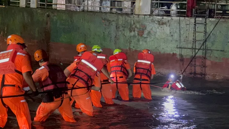海巡署第五岸巡隊27日20時許，救援擱淺的「BASIA巴西亞」貨輪船上8名船員。翻攝畫面