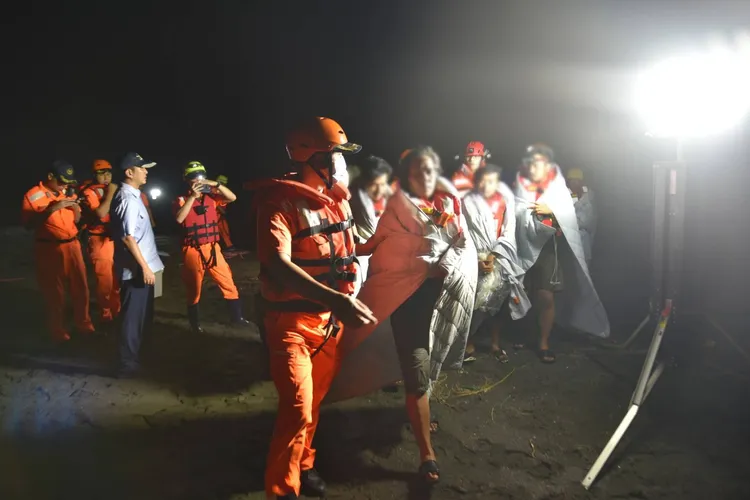 海巡署第五岸巡隊27日20時許，救援擱淺的「BASIA巴西亞」貨輪船上8名船員。翻攝畫面