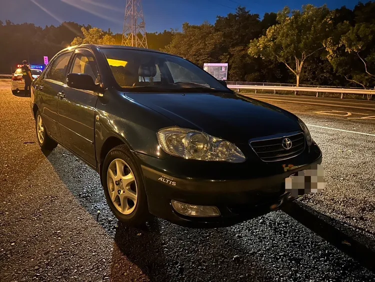 自小客在國道撞上洗衣機。翻攝畫面