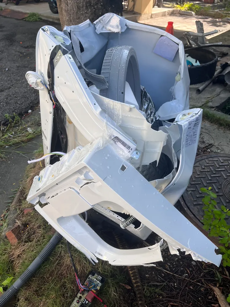 自小客在國道撞上洗衣機。翻攝畫面