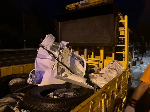 國道夜驚魂!轎車遭洗衣機擊落 警調閱2資料急尋肇事者