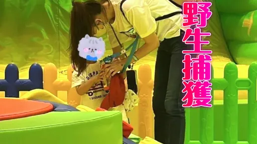林志玲帶2歲兒上台場遊樂場被直擊!穿A夢T陪坐玩具車