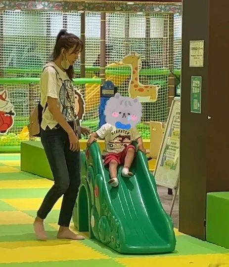 林志玲看兒子溜滑梯。翻攝「m5.mandy」小紅書