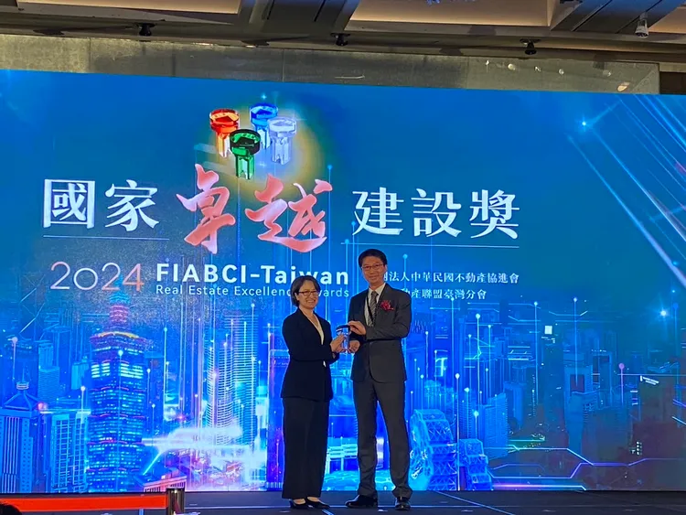 副總統蕭美琴頒發「綜合卓越成就獎-屏東縣立圖書館總館」。縣府提供