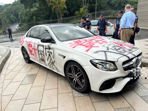 賓士車身噴「國家認知作戰」狂按喇叭AIT抗議 下一站衝撞總統府遭逮