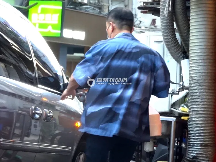 屈中恆取完餐，急忙開啟副駕駛座的車門。特勤中心攝