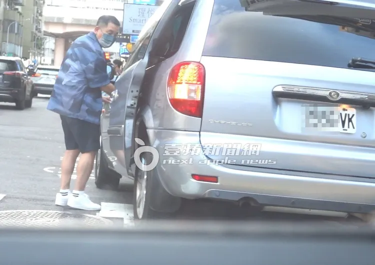 屈中恆座駕的字母是老婆名字Vicky的簡寫VK。特勤中心攝