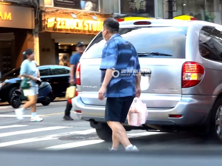 餐點副駕放不下，屈中恆只好從另一邊放置後座。特勤中心攝