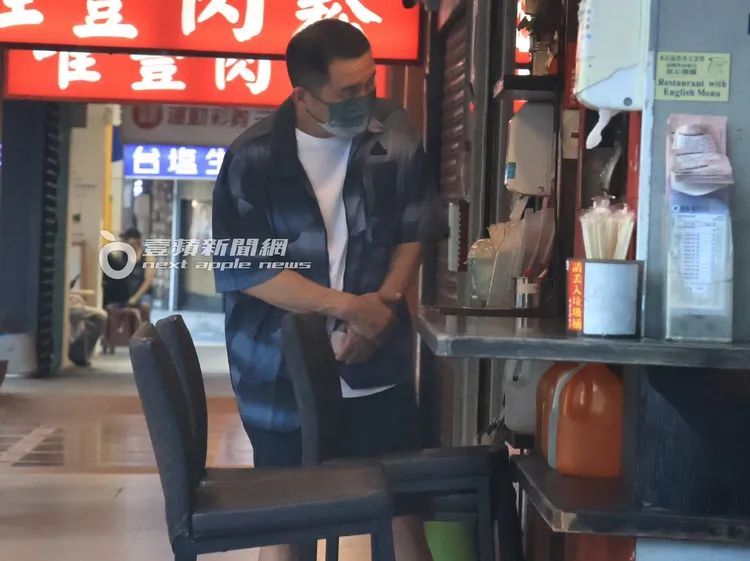 屈中恆又探頭一次，催促店家。特勤中心攝