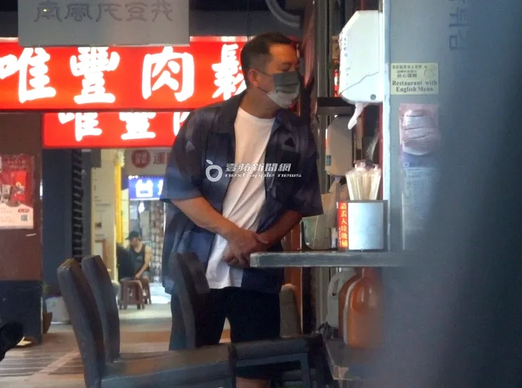 屈中恆怕老婆女兒餓到，頻頻往店裡探頭。特勤中心攝