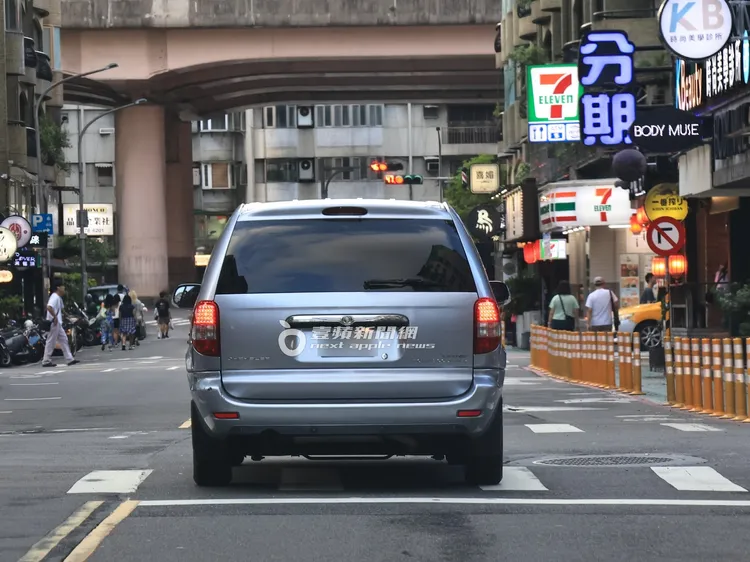 屈中恆開著克萊斯勒老車。特勤中心攝
