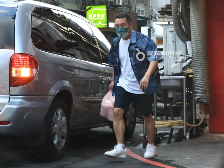 屈中恆手上拿滿食物。特勤中心攝