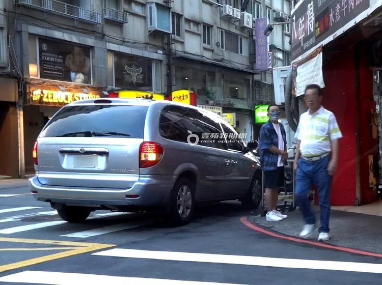 屈中恆將要價117萬的克萊斯勒Town&Country休旅車違停在斑馬線及紅線上。特勤中心攝