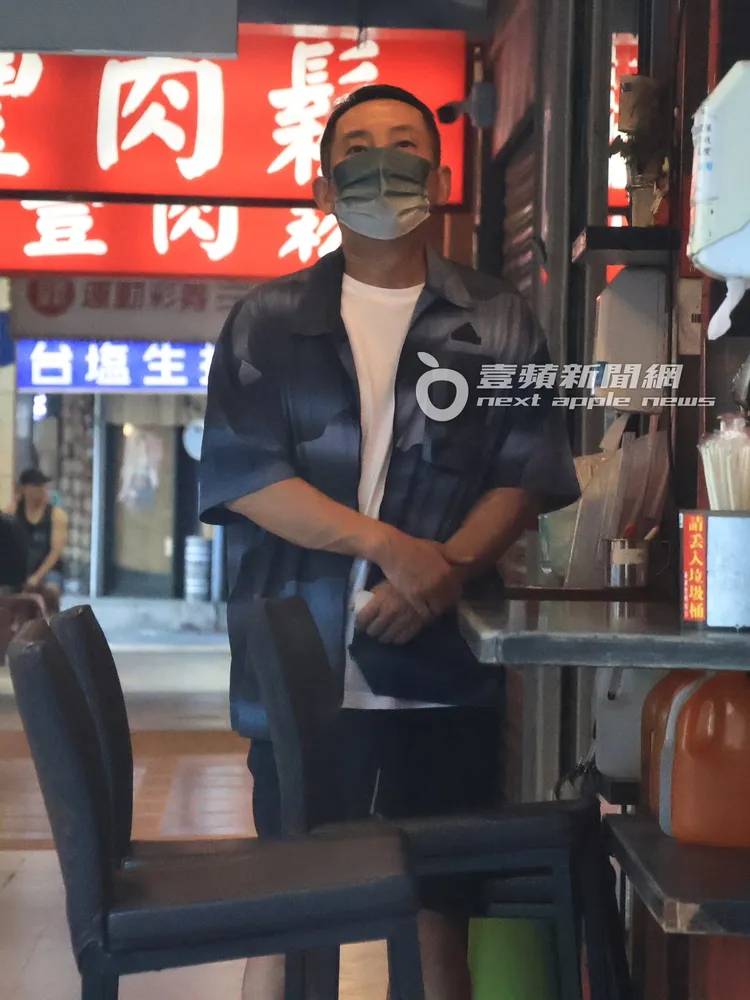 屈中恆等待餐點時雙手交叉。特勤中心攝