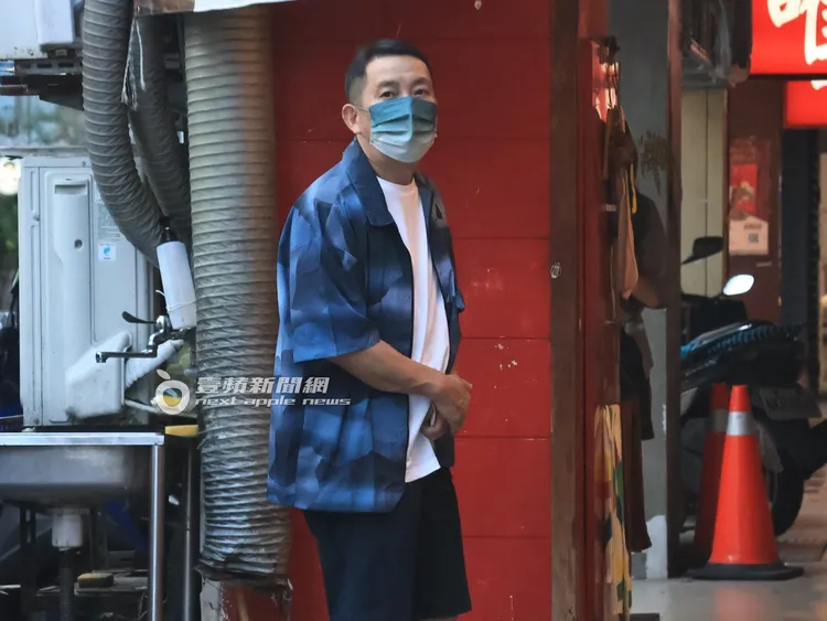 屈中恆開寵妻車到東區，當起家裡5位公主的外送員。特勤中心攝