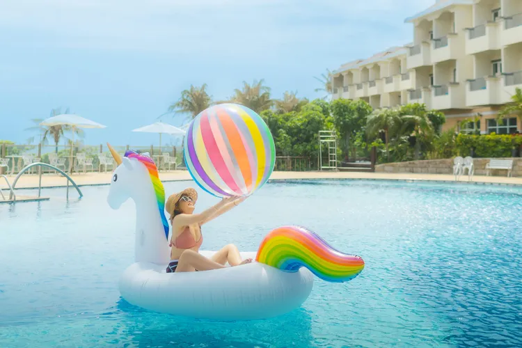 福容墾丁店多種樣式的可愛泳具提供租借還有划水道。業者提供