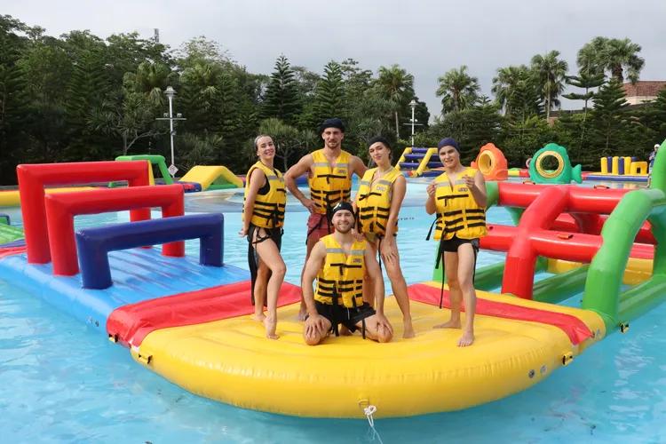 馬拉灣全新設施「水上氣墊」。業者提供