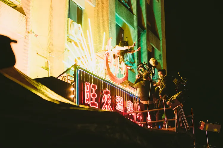 王淨（左1）克服恐懼拍攝掉落在招牌的畫面。牽猴子提供