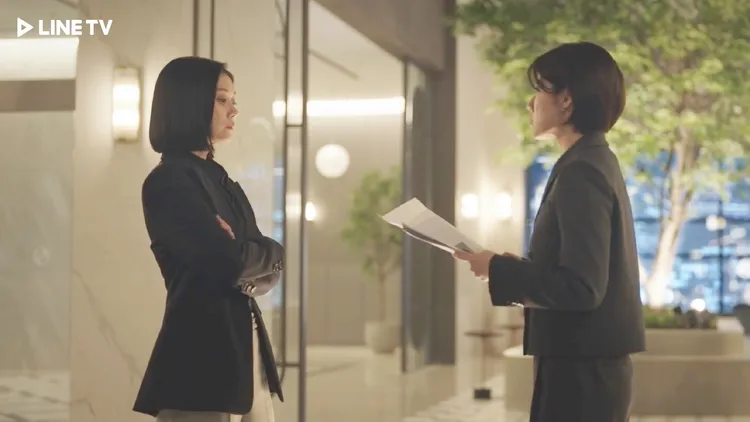 張娜拉（左）劇中委託南志鉉當她的律師。LINE TV提供