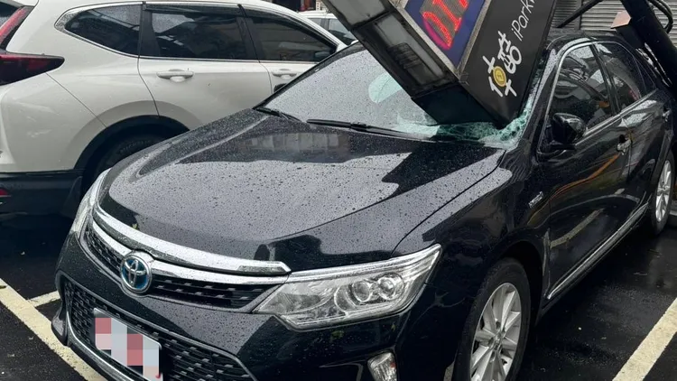 多元計程車遭砸壞。警方提供