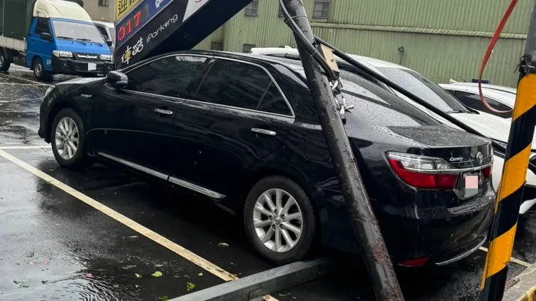 多元計程車遭砸壞。警方提供