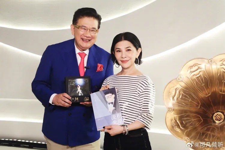 張清芳（右）接受上海電視台節目訪問。翻攝可凡傾聽微博