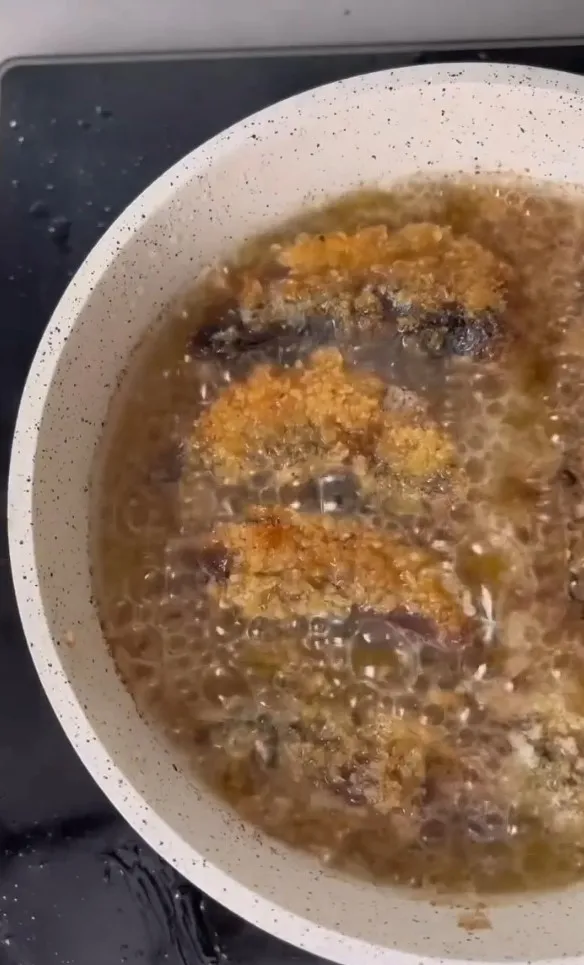沙丁魚罐頭薄粉後再下去炸，香酥美味又下飯。IG @kharisma.pc 提供