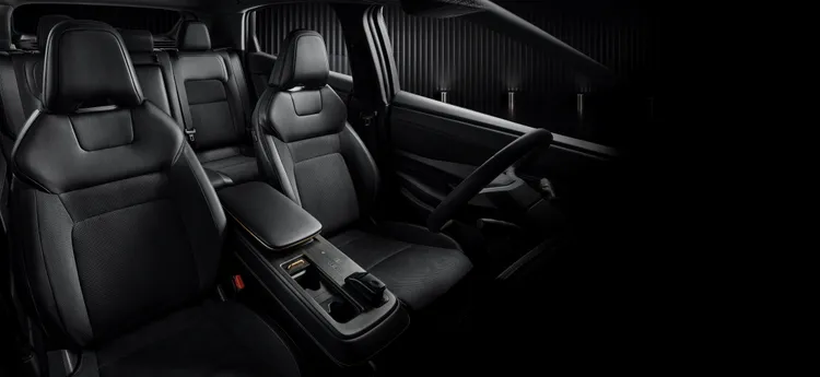 Nissan Ariya貫穿式雙前座設計不僅營造出令人驚嘆的開闊感，更巧妙融入了「組子(KUMIKO)、粋(IKI)、行燈(Andon)」等日式美學元素。原廠照片