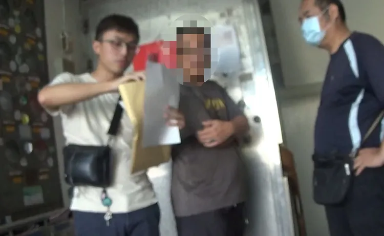 警方逮捕黃姓主嫌及４名共犯，還在黃男家中起出毒品咖啡包。翻攝照片